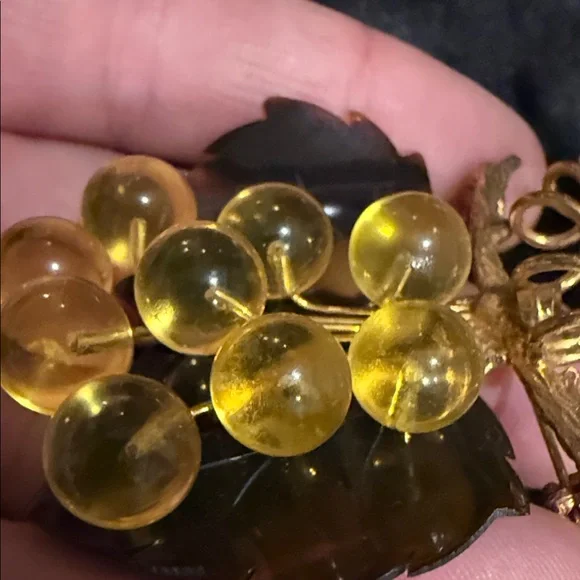 Vintage Amber Apple Juice Lucite Grape Vine Cluster Brooch - Picture 5 of 10